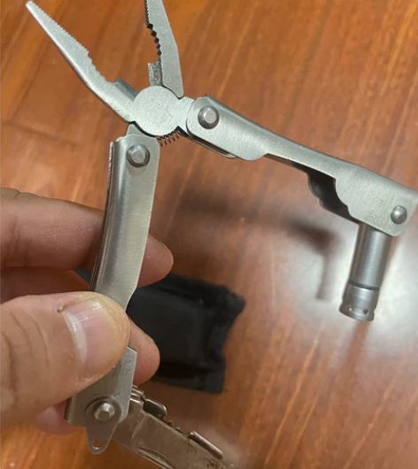多功能 便携折叠工具 钳子 手电 螺丝刀 ...