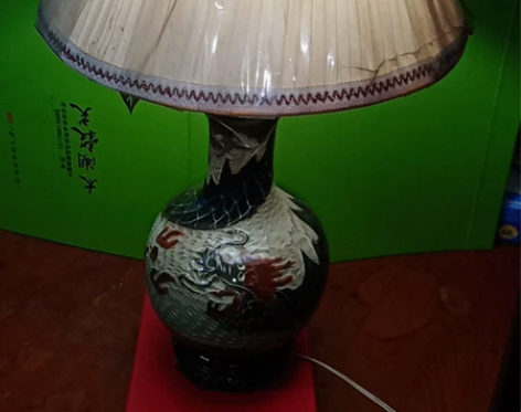 70年代台灯，图案龙云天空，做工精细，釉色...