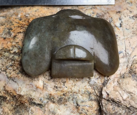 红山文化黄玉枭， 实物拍摄，风化明显，包浆...