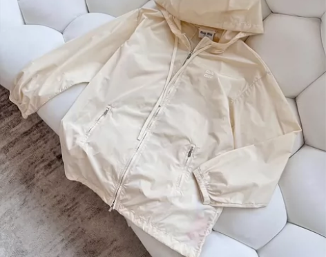 Miu｜23ss春夏款 字母徽标连帽防晒衣...