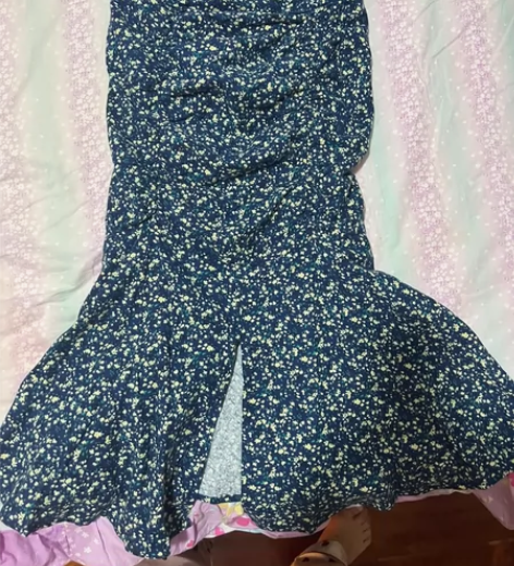 碎花鱼尾半身长裙，实体店购无，全新未穿过。...