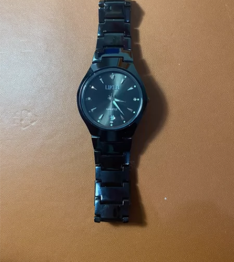 手表 没电了 可以放当配饰用 一块多钱拿走...