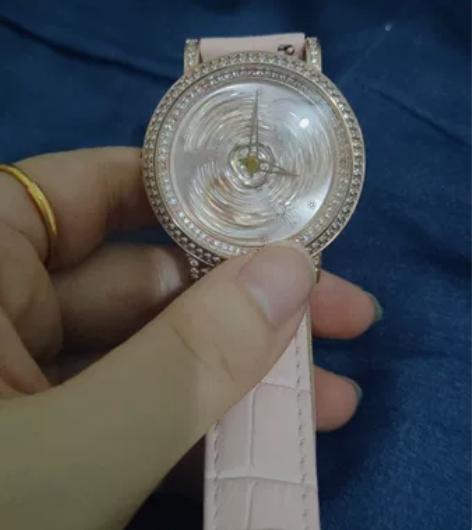 手表全新 因搬家没有办法带走 感兴趣的话...