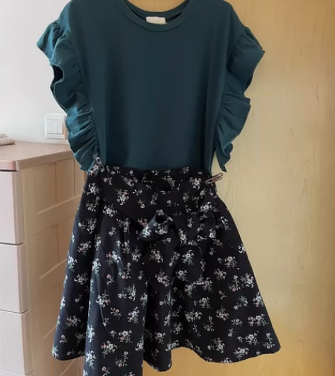 绿色荷叶边T恤！下配小碎花短裙！日杂风满满...