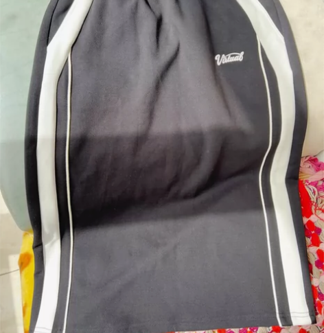 太平鸟条纹运动风半裙高腰 感兴趣的话点“我...