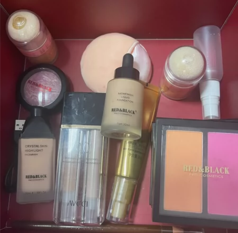 红与黑 彩妆（有眼影，腮红，粉底，高光，隔...