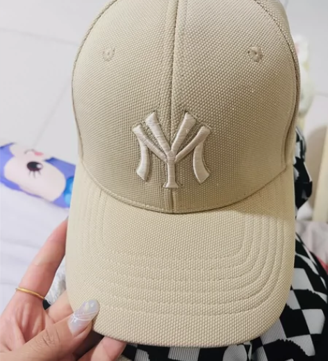 棒球帽  全新 一次都没有戴过 感兴趣的话...