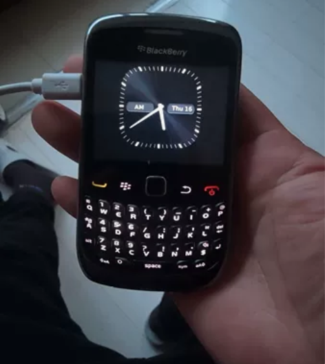 新收黑莓手机一台，实物拍摄，橙色如图，开机...