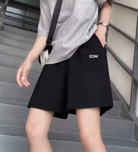 女 短裤 感兴趣的话点“我想要”和我私聊吧...