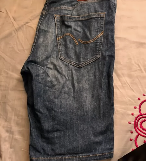 杰克琼斯，牛仔短裤，本人穿有点瘦，没怎么穿...