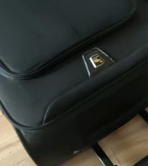 闲置爱华仕万向轮黑色牛津布,拉链拉扞旅行箱...