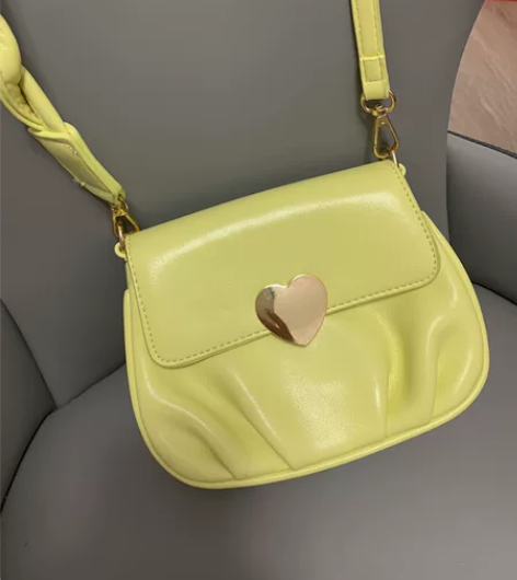 小包包2023新款小众设计柔软皮质桃心扣褶...