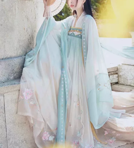 女朋友在成都黄龙溪古镇买的一套汉服、只穿了...
