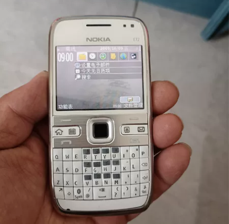 诺基亚全新翻新e72，手机带保护膜，充电器...