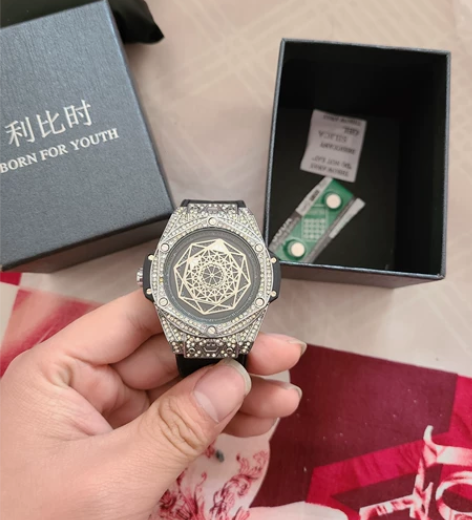酷炫手表，现在放没电了，盒子里有备用电池。...