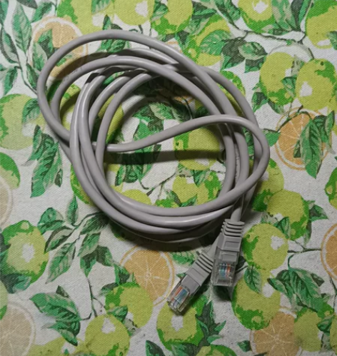 一堆网线，都带水晶头。一共8根。有需要的联...