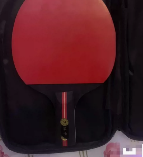 朋友球馆里的乒乓球拍训练拍 因为太穷了开不...