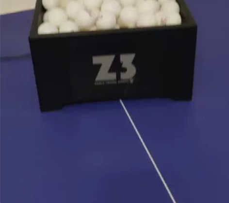 乒乓球台，和发球器，有需要拉走[偷笑][偷...