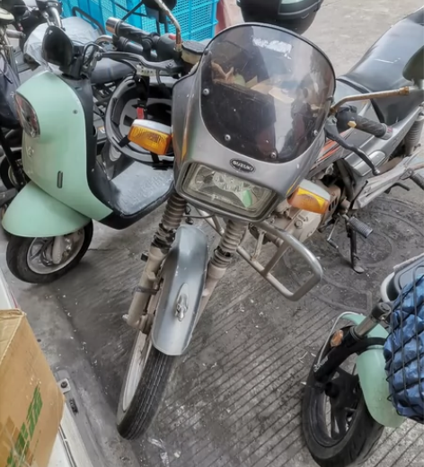 铃木钻豹，自己一直在骑的车子，手续都是有的...