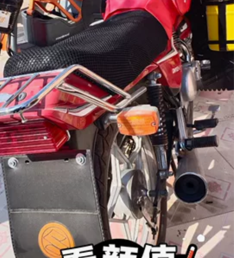 代友出售济南轻骑铃木王摩托车，成色很新，2...