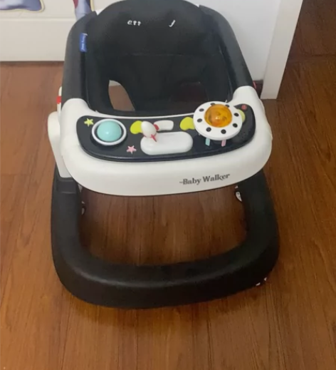婴儿学步车，买来就用了几次，吊牌都还没拆掉...