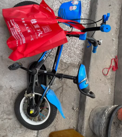 上海永久自行车,基本全新,带辅助轮车子特别...