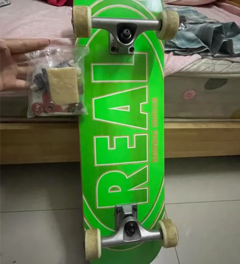 王一博同款滑板，买回来没玩过几次，放家里闲...
