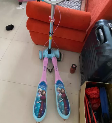 艾莎公主儿童蛙式滑板车,剪刀滑板车。 感兴...