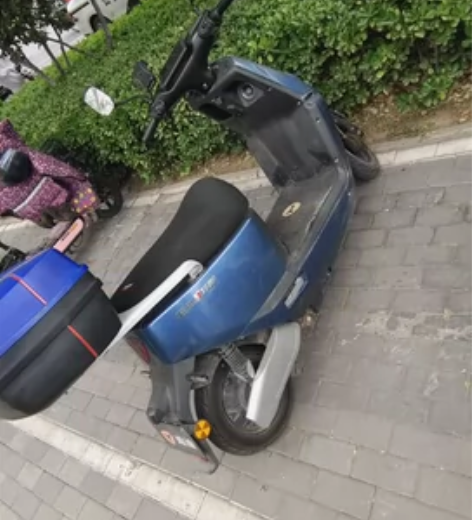 雅迪E6冠能版，72V23ah版本，6块电...