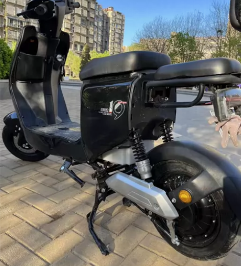 因为快要离开北京了，这个车也带不走了，就想...