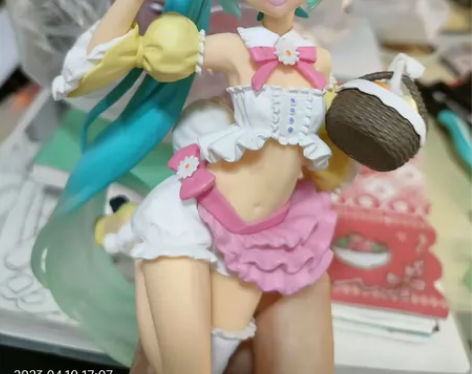 两个手办一起打包出了初音的那个头发坏掉一边...