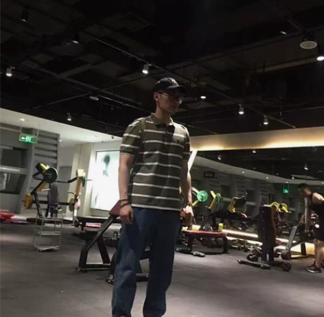 1、一对一健身指导，一节课一小时50r。如...