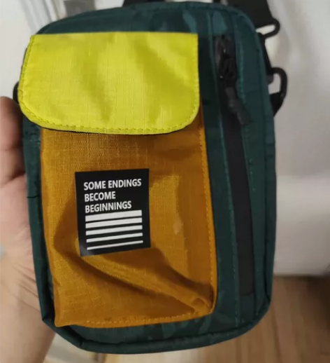 李宁的斜挎包，一直没带过几次，夏天到了正好...