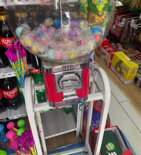 扭蛋机 一元扭蛋机。带架子，低价出。只售自...