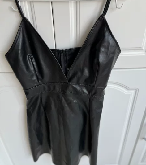 吊带皮U连衣裙，性感纯欲风，内搭紧身T恤或...