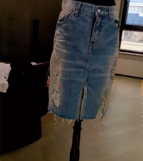 牛仔中裙，显瘦包身 感兴趣的话点“我想要”...