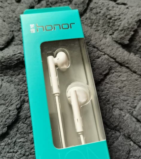 荣耀耳机  不知道什么型号  全新的半入耳...