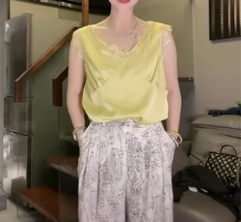 缎面蕾丝背心加豹纹裤 一套 全新 穿到11...
