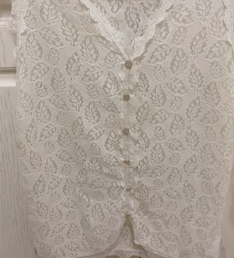 米色背心一件，应该是XL码的，穿过一次就洗...