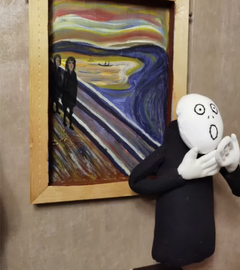 走出画框的呐喊 带画框人偶是粘在画框边的画...