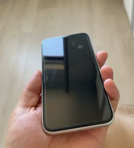 苹果11白色128g国行。无磕碰，屏幕轻微...