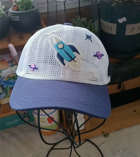 精品店撤店剩余儿童网眼棒球帽，透气，好质量...