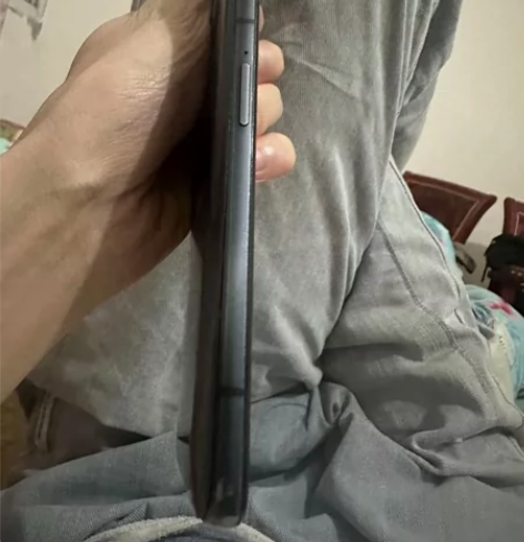 黑鲨4s,就只是屏幕右上角碎裂,屏幕右边漏...