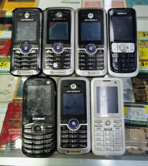 摩托罗拉手机4台，诺基亚1台，三星1台，酷...