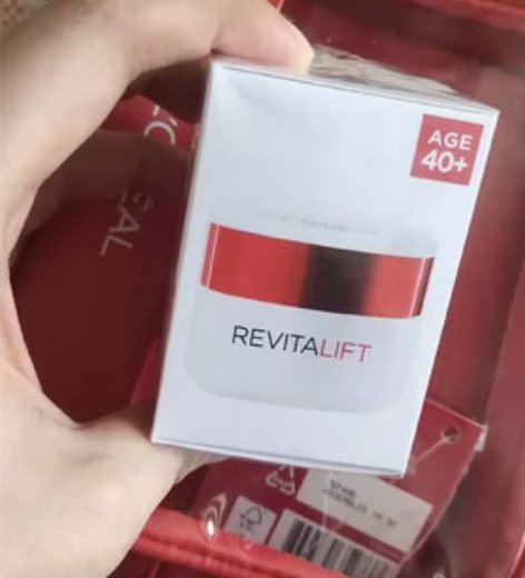 欧莱雅复颜抗皱眼霜。海南免税店买的。当时买...