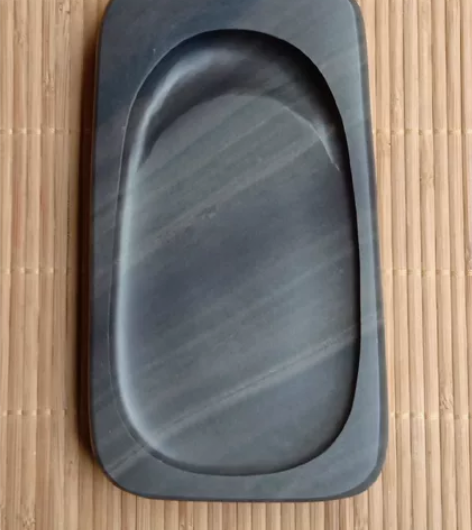 端砚，宋坑。有火捺，彩带，石质幼嫩，滋润，...