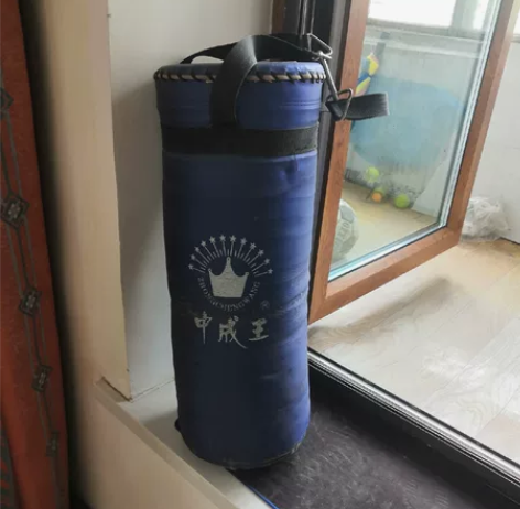 拳击沙袋,物品如图,有部分面料磨损,不影响...