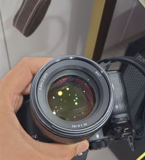 索尼85 1.8镜头，镜片无划痕无磕碰，机...