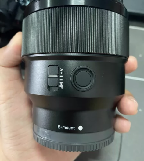 出一个索尼全画幅镜头FE85mm f1.8...