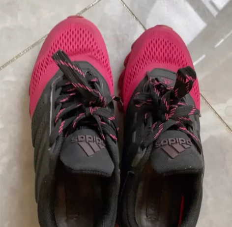 36码阿迪运动鞋，不经常穿一直闲置，清理鞋...